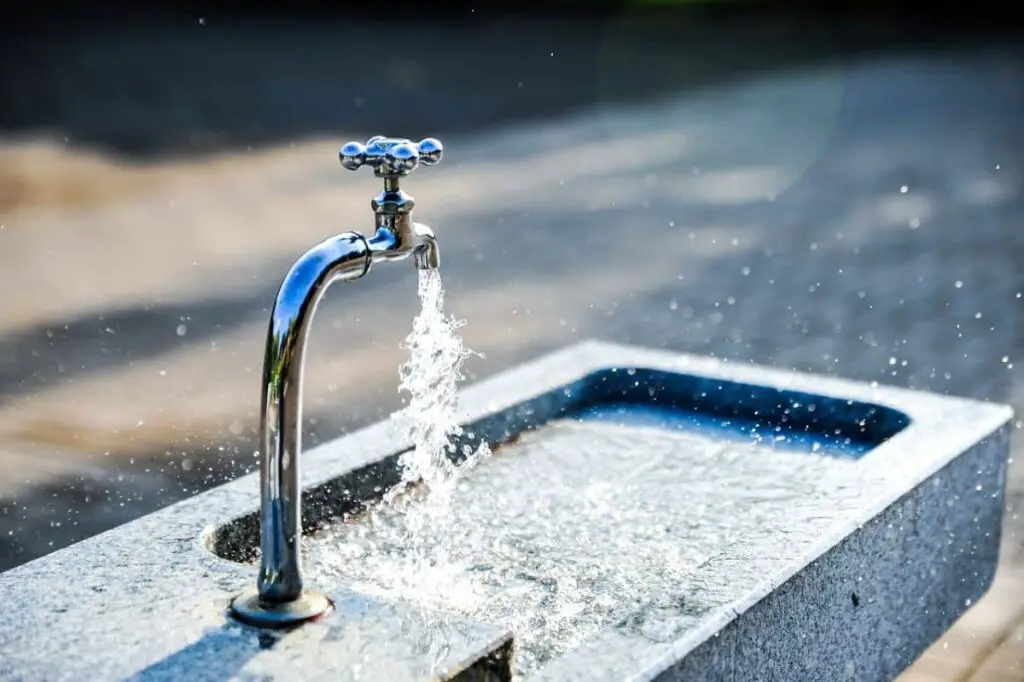 ¿Cuáles son las causas del desperdicio de agua y qué iniciativas se deben considerar?