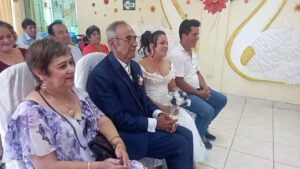 Anciano se casa con joven.