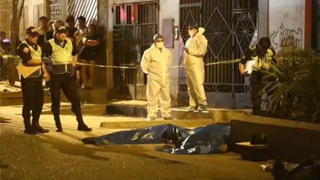 Delincuentes mueren tras chocar contra muro durante persecución policial